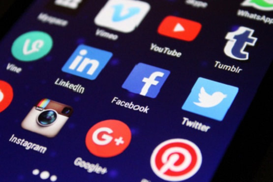 pexels-pixabay-267350-555x370_orig Social media icons on phone display